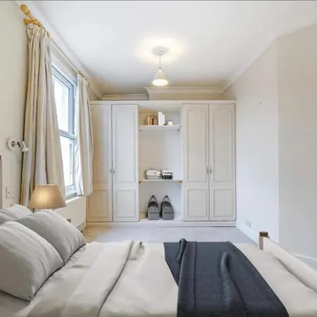 With Cozy Bedroom And View Appartamento Parigi